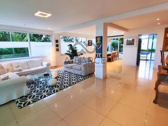 Imagem: A casa em condomínio possui 4 Dormitórios, 4 Suítes, 5
