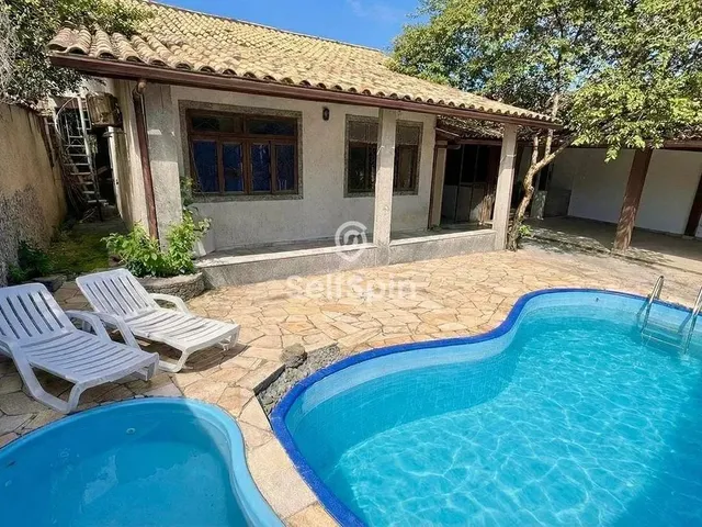 Imagem: A casa possui 3 Dormitórios, 1 Suíte, 2 Banheiros, 2