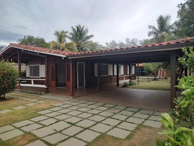 Imagem: A casa possui 4 Dormitórios, 1 Suíte, 3 Banheiros, 2