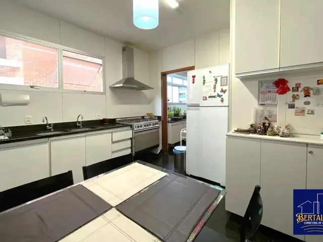 Imagem 2: Apartamento Amplo de 180 M² com 4 Quartos e Vista Definitiva em Localização