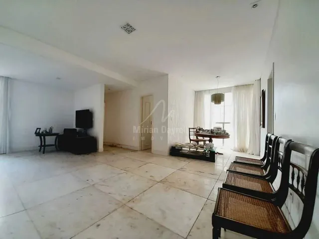 Imagem: 61615) À Venda - Apartamento com 4 Quartos