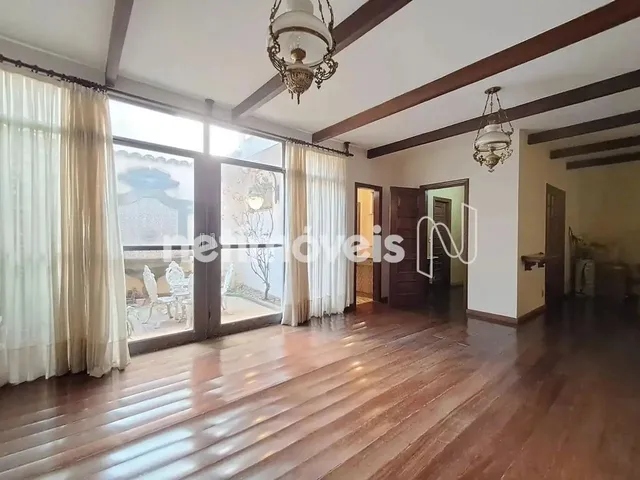 Imagem: Casa com Três Pavimentos e Cinco Quartos