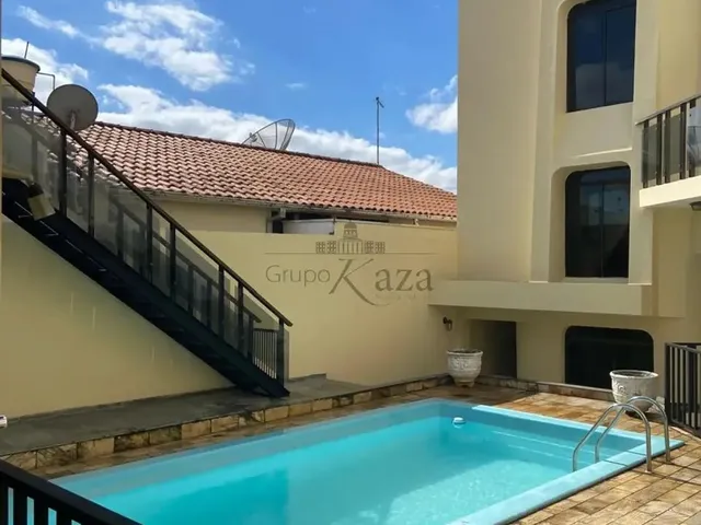 Imagem: A casa possui 5 Dormitórios, 5 Banheiros, 2 Vagas na