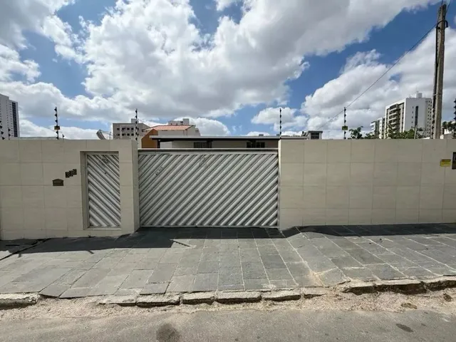Imagem: A casa possui 4 Dormitórios, 3 Banheiros, 5 Vagas na