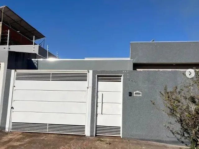 Imagem: A casa possui 3 Dormitórios, 1 Suíte, 2 Banheiros, 2