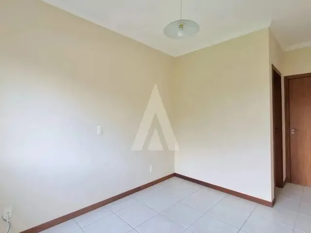 Imagem 4: Apartamento Semimobiliado com 2 Quartos Sendo 1 Suite, Sacada com Churrasqueira no Bairro