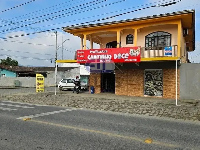 Imagem: A casa possui 4 Dormitórios, 1 Suíte, 2 Banheiros, 1 Vaga