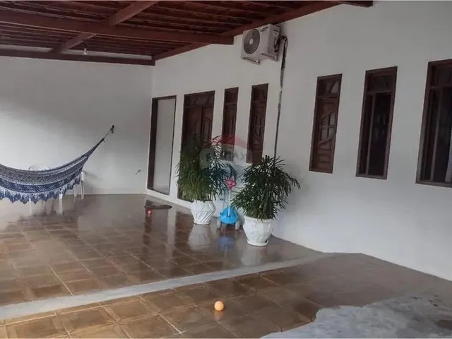 Imagem: A casa possui 3 Dormitórios, 2 Banheiros, 2 Vagas na
