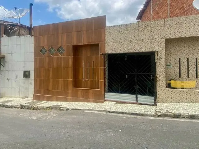 Imagem: A casa possui 3 Dormitórios, 2 Banheiros, 1 Vaga na