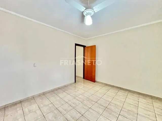 Imagem 2: Casa para Alugar Ou Vender com 2 Quartos e 1 Suíte, 2 Vagas