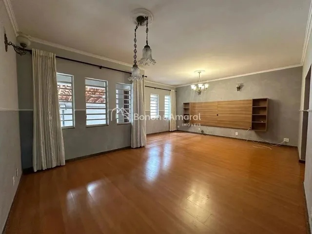 Imagem: A casa possui 4 Dormitórios, 1 Suíte, 5 Banheiros, 2