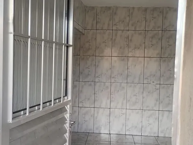 Imagem: Sobrado de 2 Cômodos Grandes com Área
