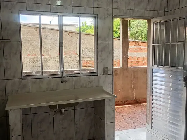 Imagem 3: Sobrado de 2 Cômodos Grandes com Área de Serviço Individual com Portão