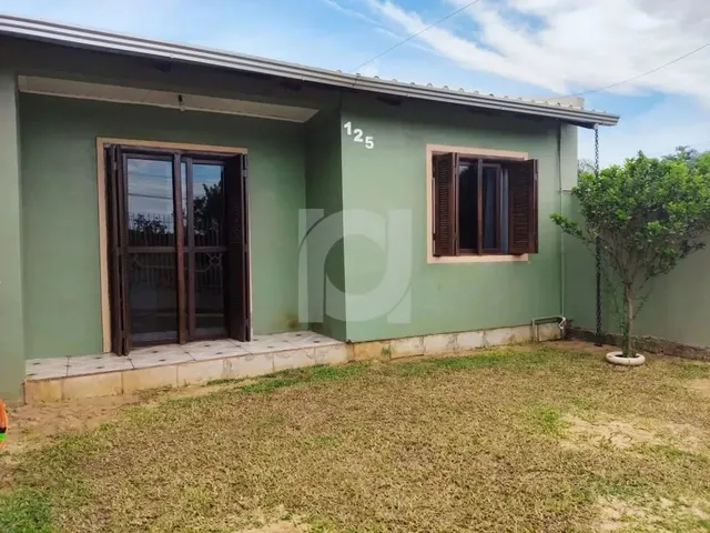 Imagem: A casa possui 2 Dormitórios, 1 Banheiro, 2 Vagas na