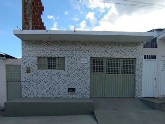 Imagem: A casa possui 3 Dormitórios, 2 Banheiros, 3 Vagas na
