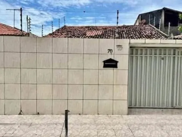 Imagem: A casa possui 3 Dormitórios, 2 Banheiros, 1 Vaga na