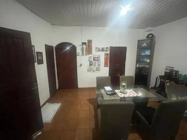 Imagem: A casa possui 3 Dormitórios, 1 Suíte, 2 Banheiros, 4