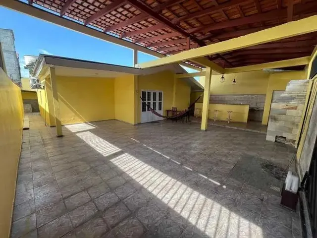 Imagem: A casa possui 3 Dormitórios, 1 Suíte, 1 Banheiro, 4 Vagas