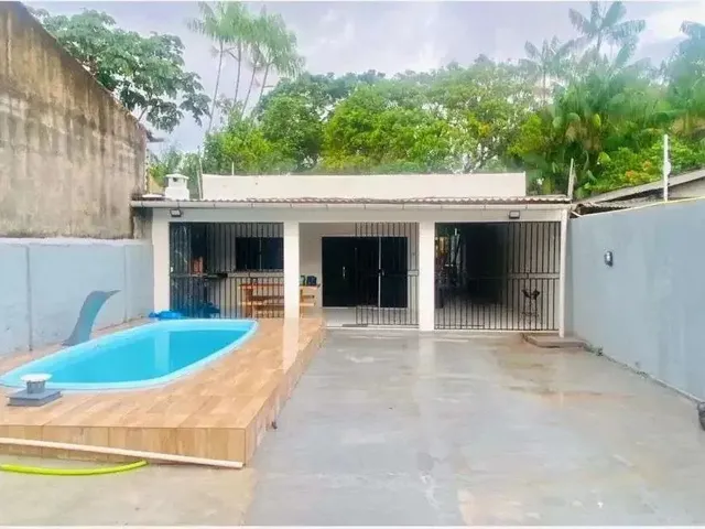 Imagem: A casa possui 4 Dormitórios, 2 Banheiros e está