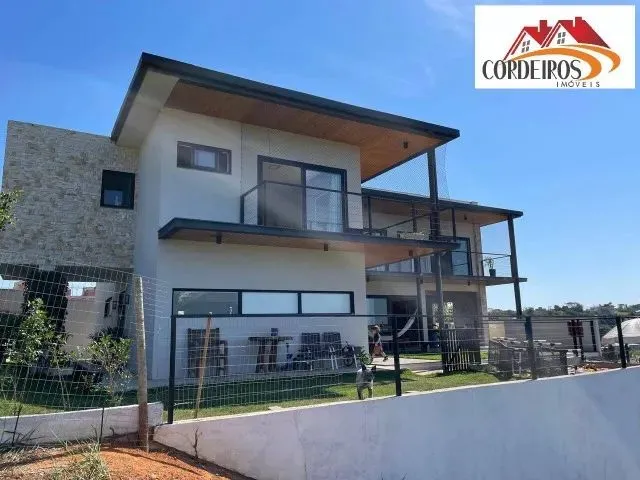 Imagem: A casa em condomínio possui 5 Dormitórios, 3 Suítes, 5