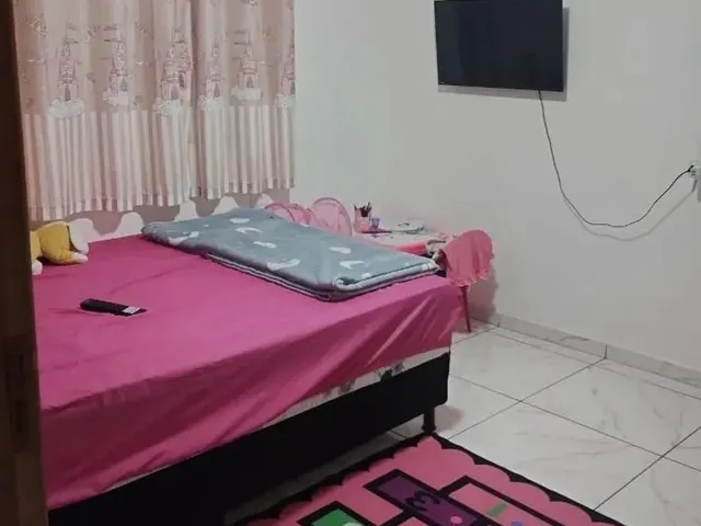 Imagem: A casa possui 3 Dormitórios, 2 Banheiros, 2 Vagas na