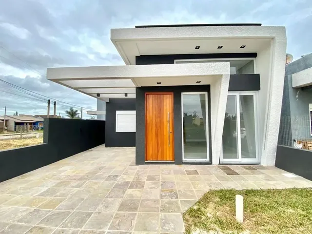 Imagem 1: Casa À Venda em Capão da Canoa, Bairro Guarani, com Churrasqueira e Área de Serviço