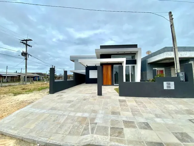 Imagem 12: Casa À Venda em Capão da Canoa, Bairro Guarani, com Churrasqueira e Área de Serviço