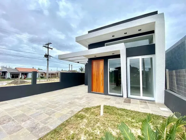Imagem 6: Casa À Venda em Capão da Canoa, Bairro Guarani, com Churrasqueira e Área de Serviço