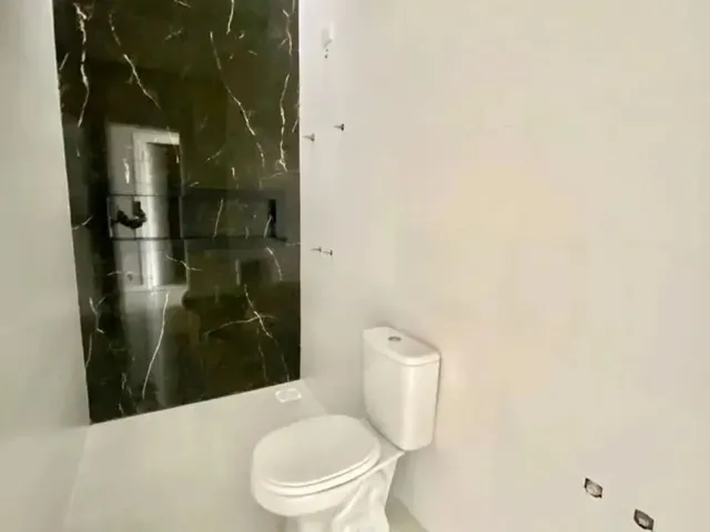 Imagem 4: Casa À Venda em Capão da Canoa, Bairro Guarani, com Churrasqueira e Área de Serviço