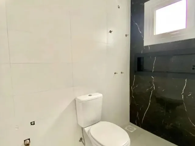Imagem 3: Casa À Venda em Capão da Canoa, Bairro Guarani, com Churrasqueira e Área de Serviço