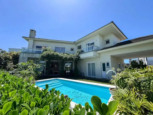 Imagem: Casa de Esquina, Mobiliada, Piscina e 04