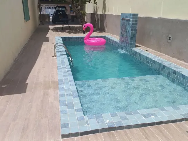 Imagem: A casa possui 2 Dormitórios, Acomodam 8 pessoas, 3 Vagas