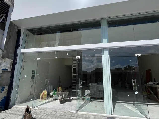 Imagem 7: Ponto Comercial Premium Pronto para Uso - Modernidade e Visibilidade