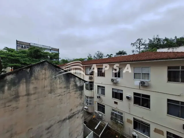 Imagem 12: Excelente Apartamento Amplo e Arejado! Ampla Sala, 2 Quartos (Sendo 1 Suíte), Banheiro So
