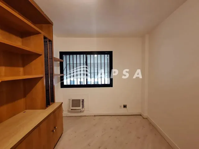 Imagem 6: Excelente Apartamento Amplo e Arejado! Ampla Sala, 2 Quartos (Sendo 1 Suíte), Banheiro So