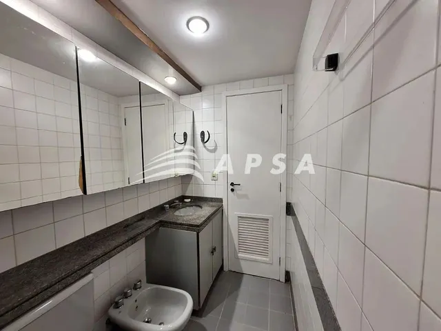 Imagem 8: Excelente Apartamento Amplo e Arejado! Ampla Sala, 2 Quartos (Sendo 1 Suíte), Banheiro So