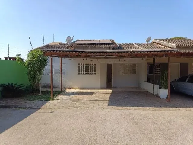 Imagem: A casa possui 3 Dormitórios, 1 Banheiro, 2 Vagas na