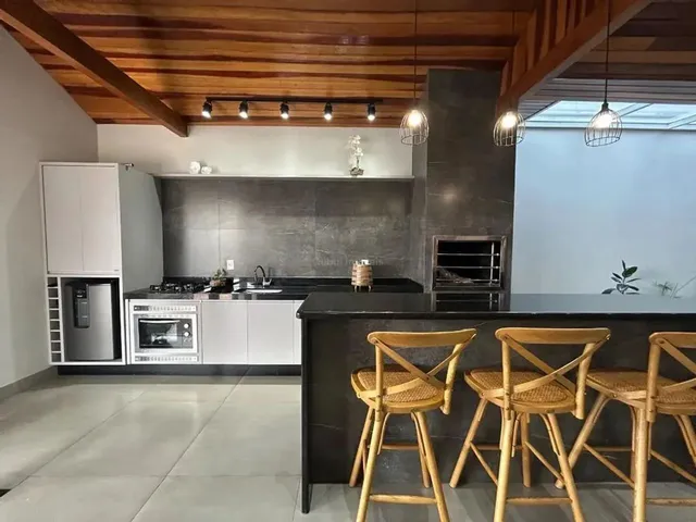 Imagem: Casa À Venda, 2 Suítes e 2 Quartos, Cidade