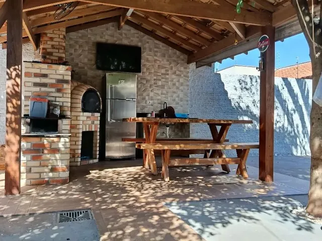 Imagem: A casa possui 4 Dormitórios, 3 Banheiros, 4 Vagas na