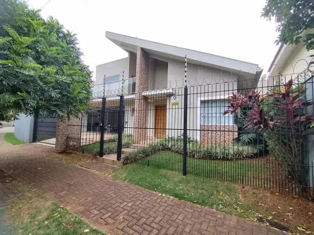 Imagem 1: Sobrado À Venda em Maringá, Zona 05, com 3 Quartos, com 273.26 M²