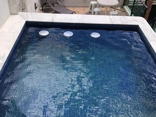 Imagem: A casa possui 2 Dormitórios, 1 Suíte, Acomodam 8 pessoas,
