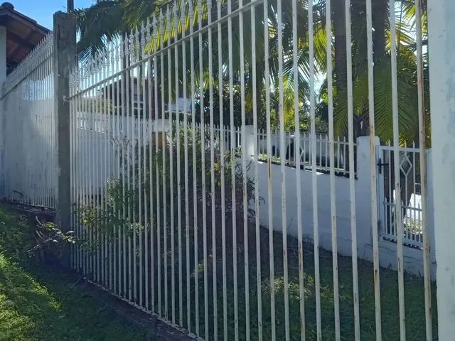 Imagem 4: Vende-Se 5 Grades Cada Uma Mede 2 ×380.....Preço de Cada Uma 750Grades de Ferro Grosso