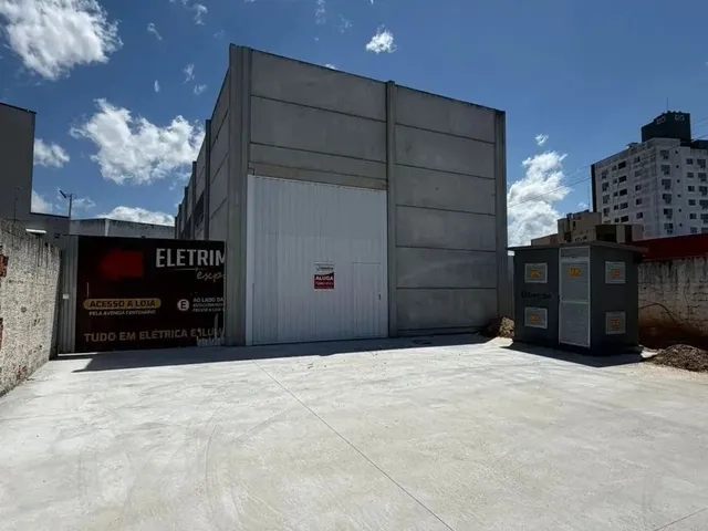 Imagem: O depósito possui 3 Banheiros, 270m² de Área e está