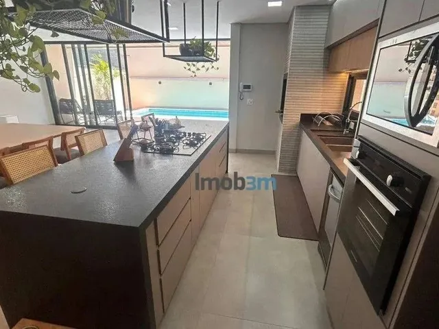 Imagem 2: Sobrado com 3 Dormitórios À Venda, 226 M² por R$ 1.770.000,00 - Universitário
