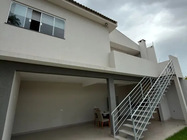 Imagem: A casa possui 3 Dormitórios, 3 Banheiros, 3 Vagas na
