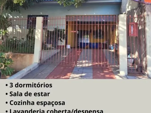 Imagem: A casa possui 3 Dormitórios, 1 Banheiro, 2 Vagas na garagem