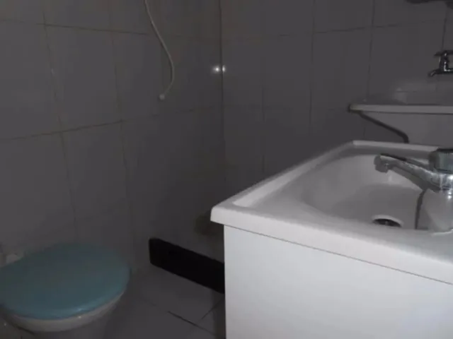 Imagem 2: Apartamento de Fundos Todo Reformado com Sala, 2 Quartos, Cozinha e Banheiro no Centro