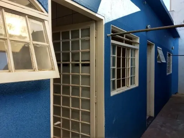Imagem 7: Casa em Uberaba / Fundos - Quarto, Sala, Cozinha e Banheiro