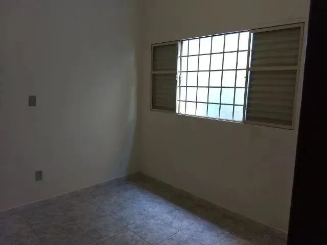 Imagem 4: Casa em Uberaba / Fundos - Quarto, Sala, Cozinha e Banheiro