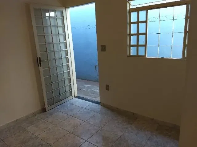 Imagem 6: Casa em Uberaba / Fundos - Quarto, Sala, Cozinha e Banheiro